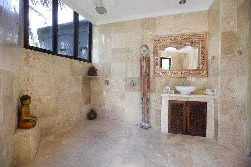 y baño con lavabo y espejo. en Bayshore Residence, en Candidasa