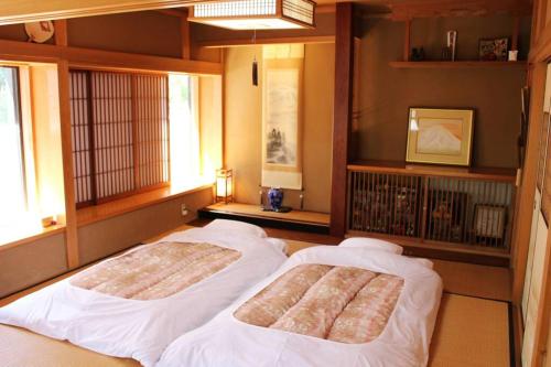 藤沢市にある湘南かたせ家の2ベッド 2窓付きの部屋