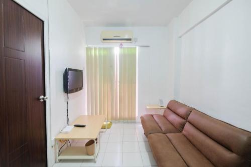 A seating area at New Furnished 2BR Apartment @ Mutiara Bekasi By Travelio