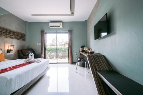 TV a/nebo společenská místnost v ubytování Ray Hotel Buriram