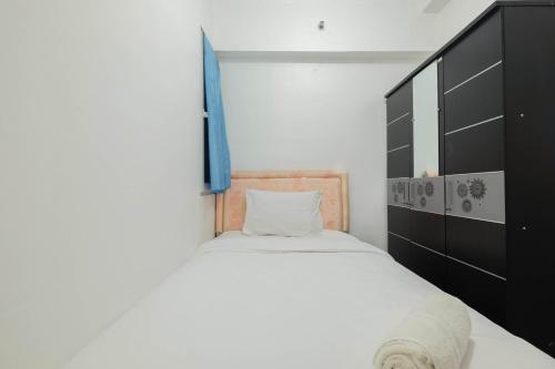 A bed or beds in a room at New Furnished 2BR Apartment @ Mutiara Bekasi By Travelio