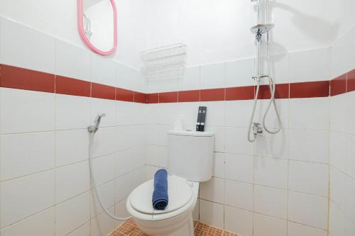 Koupelna v ubytování New Furnished 2BR Apartment Mutiara Bekasi By Travelio