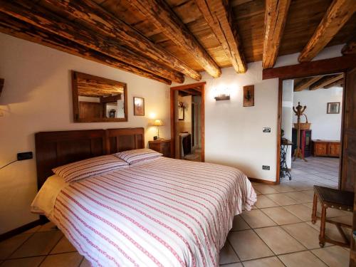 1 dormitorio con 1 cama grande en una habitación en B&B Le Cloux, en La Thuile