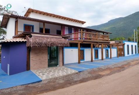 uma pequena casa com um azul e branco em VELINN Pousada Iguana Azul em Ilhabela