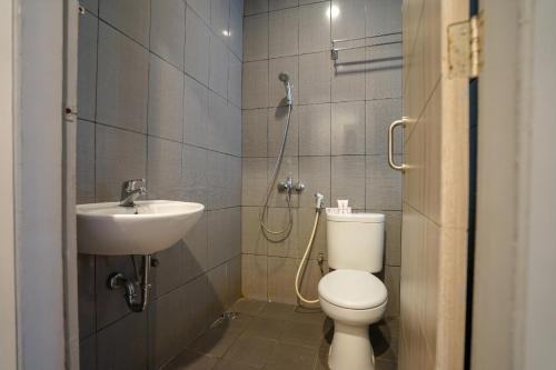 OYO 1273 Hotel Belvena tesisinde bir banyo