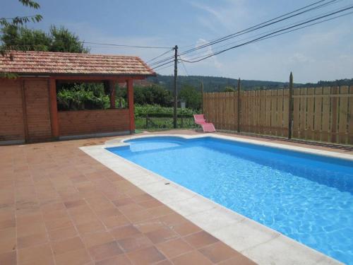 een zwembad in een achtertuin met een prieel bij Casa Brues in Boborás