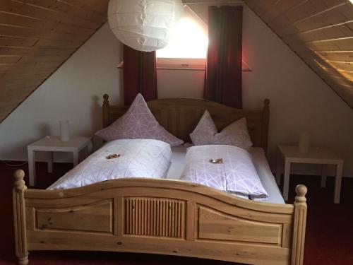 Tempat tidur dalam kamar di Ferienwohnung Haus Albsicht