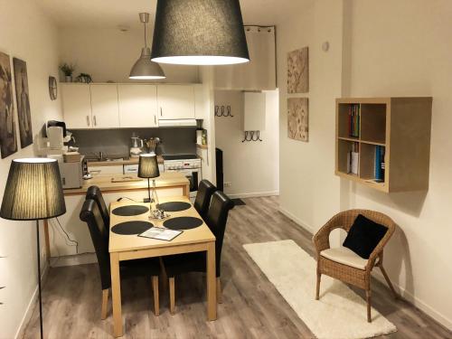 une cuisine et une salle à manger avec une table et des chaises dans l'établissement Le TRICOTIN gîte 2-4 personnes, à Sainte-Marie-aux-Mines