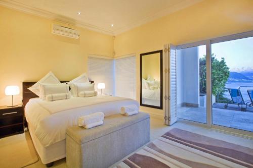 Säng eller sängar i ett rum på Azure View Luxury Apartment