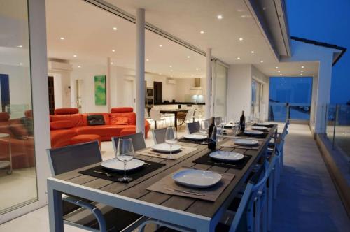 Reštaurácia alebo iné gastronomické zariadenie v ubytovaní Luxury villa with heated pool for 12 to 14 people