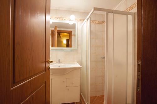 アラコバにあるOdos Oneironのバスルーム(洗面台、鏡付)