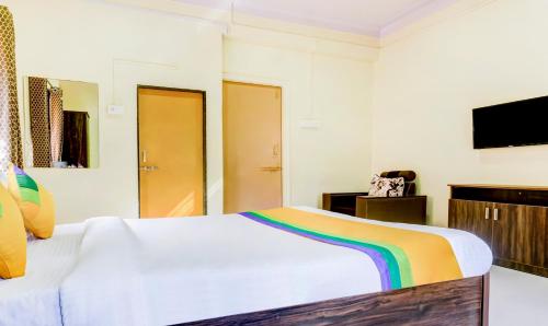 Televisyen dan/atau pusat hiburan di Hotel Bestow Inn Koregaon Park Pune -Near Osho Ashram