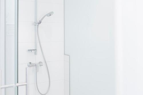 um chuveiro numa casa de banho com uma porta de vidro em Winzerhof Dürauer em Furth