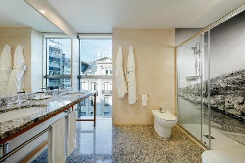 ア・コルーニャにあるHesperia A Coruña Centroのバスルーム(トイレ、ガラス張りのシャワー付)