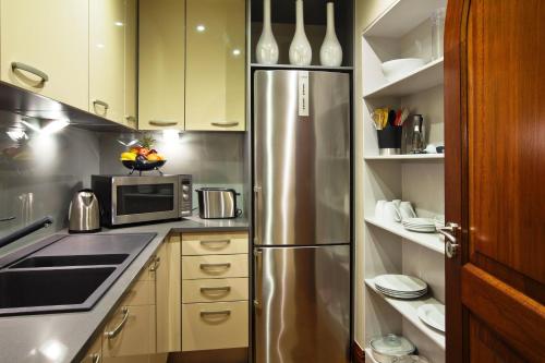 Кухня или кухненски бокс в Azure View Luxury Apartment