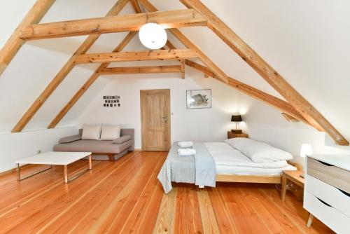 Tempat tidur dalam kamar di Leśny Domek koło Karpacza - Apartamentuj