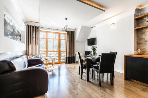 Televízia a/alebo spoločenská miestnosť v ubytovaní Apartament Górski Deluxe Odkryj Zakopane