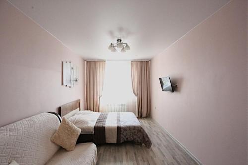 Säng eller sängar i ett rum på Апартаменты на Байкальской