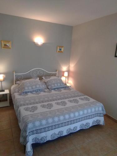 une chambre avec un grand lit avec deux lampes dans l'établissement Vacances Vaison la Romaine, à Vaison-la-Romaine