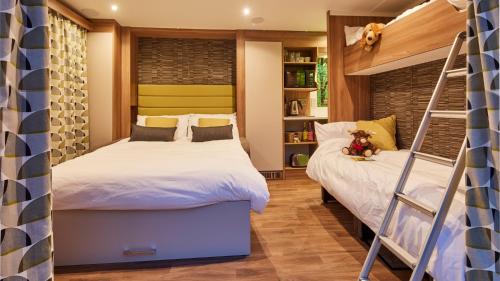 2 Betten in einem Zimmer mit Etagenbett in der Unterkunft Brighton Experience Freedom Glamping in Brighton & Hove