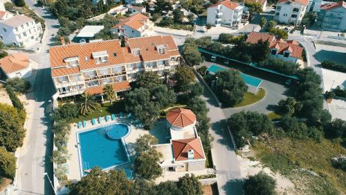 uma vista aérea de uma casa com piscina em Resort Trcol em Novalja