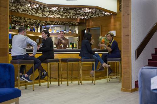 a group of people sitting at a bar at Casual Inca Porto by Casual Hoteles in Porto