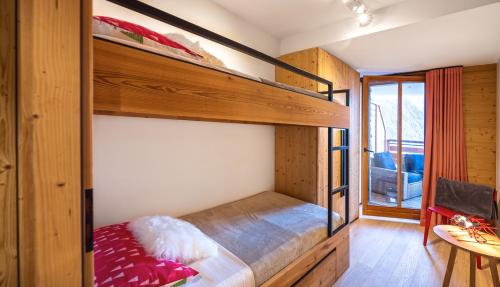 - une chambre avec 2 lits superposés dans une maison dans l'établissement Les Flambeaux - Apt B02 - BO Immobilier - Multipass été 2025 offert par votre hote, à Châtel