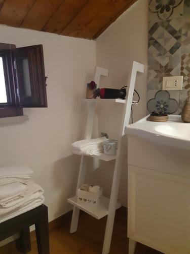 a room with a white shelf and a sink at La casetta nel claustro in Altamura