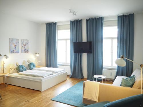 un soggiorno con letto e divano di City Residence Apartments FREE Parking & Self Check-in a Graz