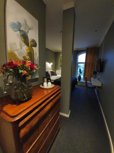 a living room with a room with a bedroom at Hotell Carl Friman in Motala