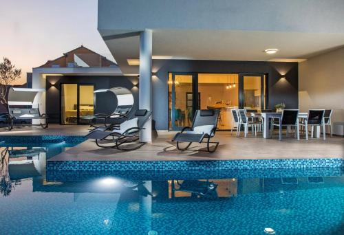 Bazén v ubytování Villa Holiness a luxury villa in Dubrovnik, tennis court nebo v jeho okolí