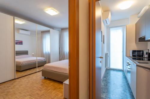 Posteľ alebo postele v izbe v ubytovaní Udine Palazzo d'Aronco Modern Apartment