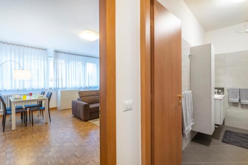 una camera con soggiorno e sala da pranzo di Udine Palazzo d'Aronco Modern Apartment a Udine