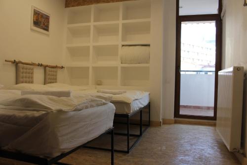 En eller flere senge i et værelse på Victoria Poshtel Bucharest
