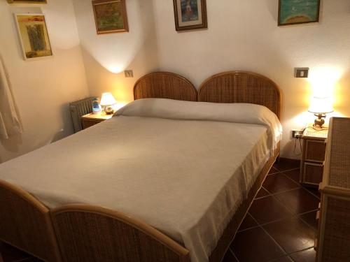 サン・テオドーロにあるresidenza Gli Asparagiのベッドルーム1室(ランプ2つ付)
