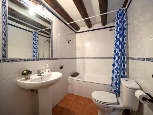 un bagno con lavandino, WC e vasca di Casa Coronas a El Pueyo de Araguás