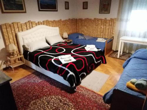 ピサにあるCivico 22 Pisaのベッドルーム(大型ベッド1台、青いソファ付)
