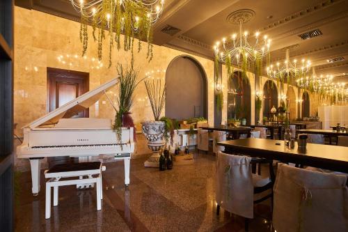 Belgorod Hotel tesisinde bir restoran veya yemek mekanı