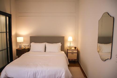 מיטה או מיטות בחדר ב-API Projects Athens - Cartier Apartment
