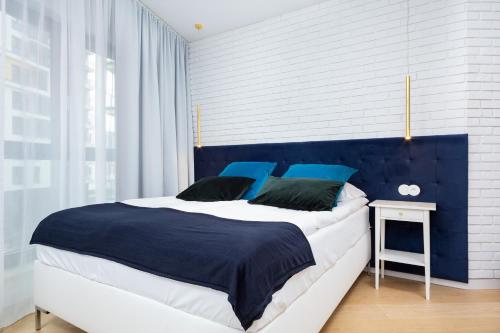 Voodi või voodid majutusasutuse Apartments Warsaw CityLink by Renters toas