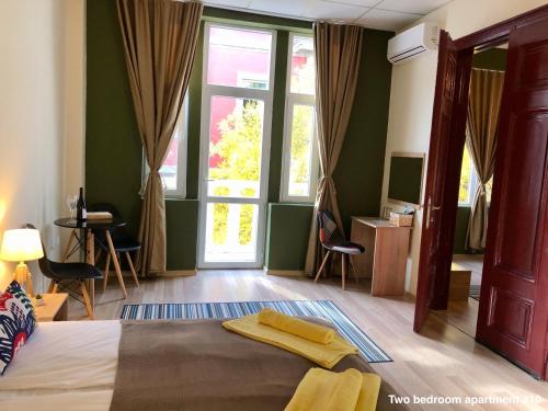 プロブディフにあるSKYLER GUEST HOUSEのベッドルーム1室(ベッド1台、大きな窓付)