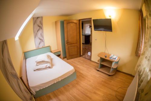 Ένα ή περισσότερα κρεβάτια σε δωμάτιο στο Dalia Căsuță