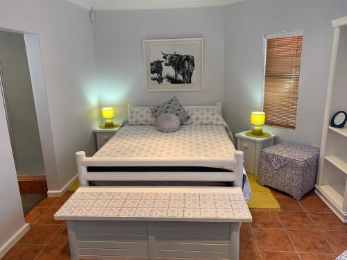 um quarto com uma cama e duas mesas de cabeceira em Bungalow by the sea near Cape Town em Kleinmond