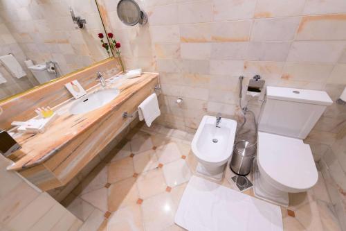 
Ванная комната в Ramada by Wyndham Continental Jeddah
