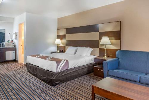 Ένα ή περισσότερα κρεβάτια σε δωμάτιο στο Quality Inn Central Roseburg