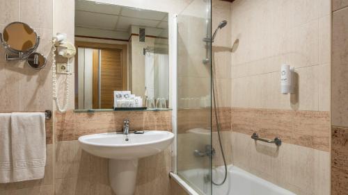 Bilik mandi di Be Live Adults Only Tenerife