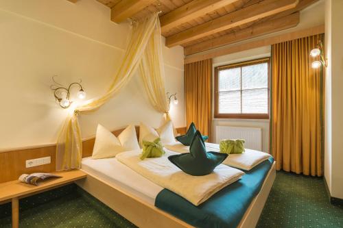 a hotel room with a bed with at RAFFL APART in Sankt Anton am Arlberg