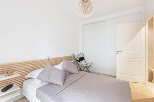 um quarto com uma cama grande e uma cadeira em Luxurious flat in Monplaisir district in Lyon 2 min to the metro - Welkeys em Lyon