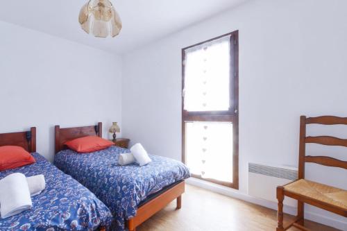 une chambre avec deux lits et une fenêtre dans l'établissement Appartement Very - Welkeys, à Sallanches