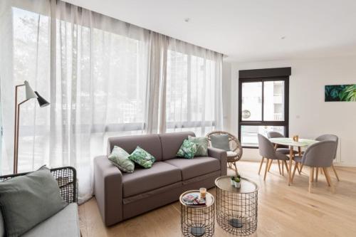 uma sala de estar com um sofá e uma mesa em Luxurious flat in Monplaisir district in Lyon 2 min to the metro - Welkeys em Lyon